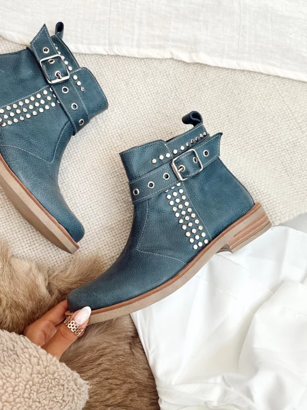 bota lila azul